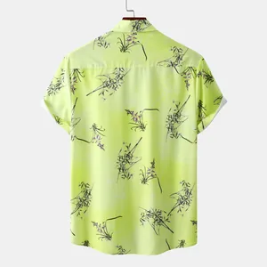 Vue arrière d'une chemise hawaïenne pour homme vert citron avec fleurs mauves
