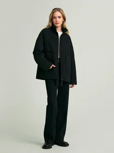 Vista detallada de la chaqueta acolchada negra de cuello alto para mujer, estilo casual