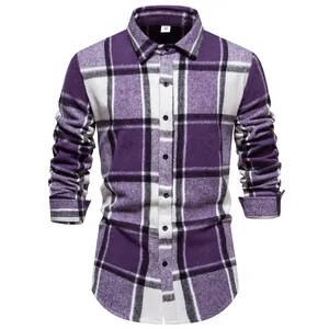 Vista detallada de una camisa casual de franela a cuadros morados para hombre otoño