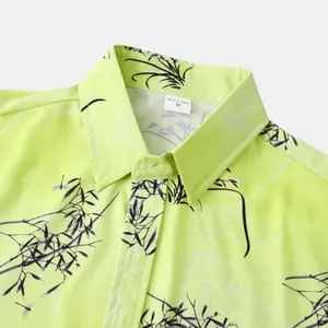 Vue détaillée d'un col de chemise hawaïenne pour hommes avec étiquette de taille
