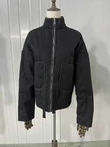 Chaqueta acolchada negra con cuello alto y bolsillos grandes para un estilo casual mujer