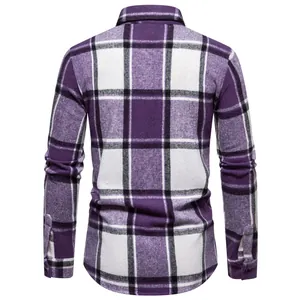 Vista trasera de una camisa de franela a cuadros morados y blancos gruesa para hombre