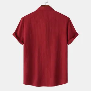 Primer plano de la espalda de una camisa granate de manga corta con textura para hombre