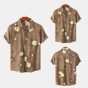 Dettaglio camicia da uomo marrone a maniche corte con stampa floreale di magnolia bianca