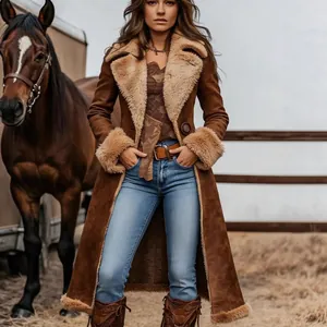 Cappotto lungo in montone stile vintage americano mostrato in un ambiente da ranch