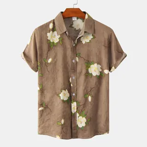 Dettaglio camicia marrone a maniche corte da uomo con elegante stampa floreale bianca