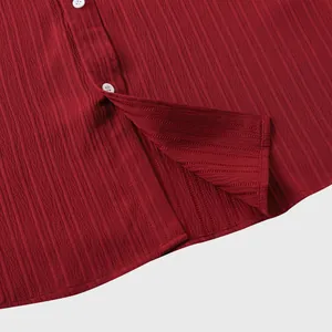 Vista macro detallada de la tela roja texturizada y los botones blancos en la camisa de hombre