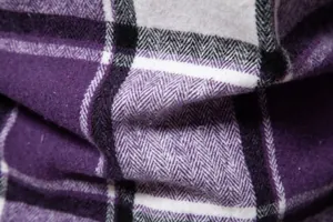 Primer plano detallado de tela gruesa de franela a cuadros morados y blancos para camisas