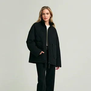 Chaqueta acolchada negra informal para mujer con cuello alto y diseño de ajuste holgado