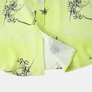 Détail de chemise hawaïenne pour hommes en vert citron avec imprimé bambou et libellule.