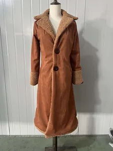 Dettaglio del cappotto lungo marron vintage da donna con caldo colletto e polsini in montone
