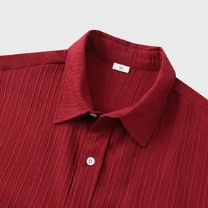 Primer plano de camisa granate para hombre con tejido rugoso y cuello de solapa