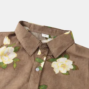 Primo piano del colletto della camicia floreale marrone da uomo con trama