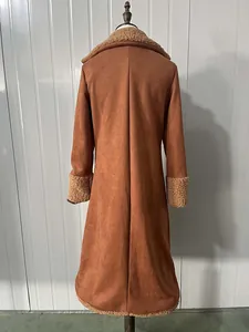 Vista posteriore di un cappotto lungo in finta pelle scamosciata marrone con fodera in shearling