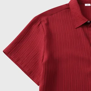 Detalle de primer plano de camisa de hombre roja oscura con tejido de textura rugosa