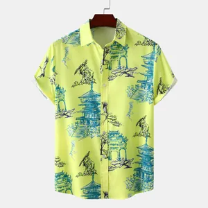 Vue détaillée d'une chemise jaune pour homme avec motifs de pagodes et grues bleues