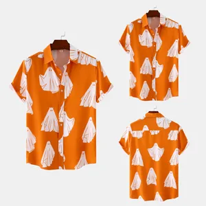 Viste dettagliate di una camicia arancione a maniche corte da uomo con motivi a fantasma.