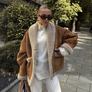 Elegante giacca vintage in montone marrone da donna per un look casual all'aperto