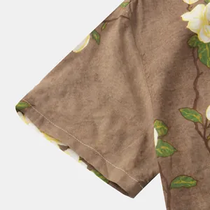 Dettaglio ravvicinato della manica di una camicia floreale marrone con cuciture sottili