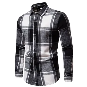 Vista de detalle de camisa de franela a cuadros blancos y negros para hombre gruesa