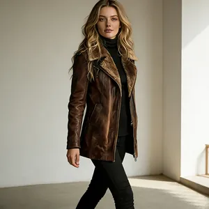 Vue latérale d'une femme portant une veste en similicuir marron avec doublure en fourrure