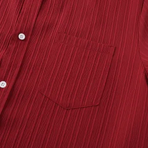 Detalle macro del tejido rojo texturizado de camisa de hombre de manga corta con bolsillo