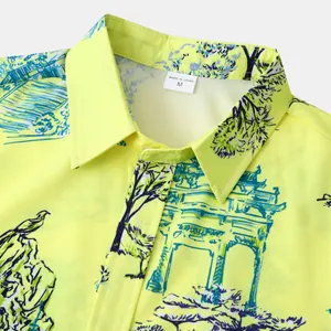 Détail d'une chemise hawaïenne jaune à manches courtes pour hommes avec motif paysage bleu