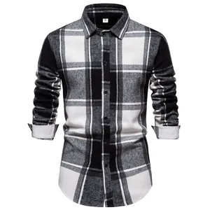 Detalle frontal de una camisa clásica de franela a cuadros en blanco y negro para hombre