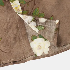 Vista ravvicinata dell'intricato motivo floreale e della trama in lino di questa camicia uomo