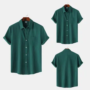 Vista multiángulo de camisa verde de manga corta para hombre con bolsillo frontal