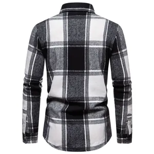 Vista trasera detallada de la camisa de franela a cuadros blancos y negros gruesos para hombre