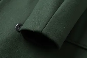Detail eines dunkelgrünen Wollmantels für Herren mit Stofftextur und Knopf am Ärmel