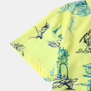 Détail de chemise hawaïenne pour homme avec imprimé grue bleue et pagode sur jaune citron.