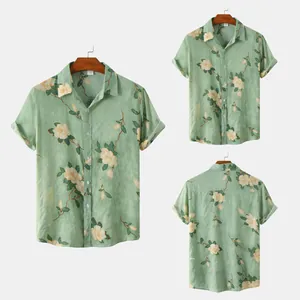 Camicia da uomo a maniche corte verde chiaro con un motivo floreale botanico vintage