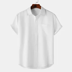 Nahaufnahme eines weißen Leinenhemds mit Kurzarm, Button-Down-Kragen und Brusttasche