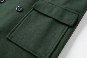Detailansicht der großen aufgesetzten Tasche eines dunkelgrünen Wollmantels für Herren