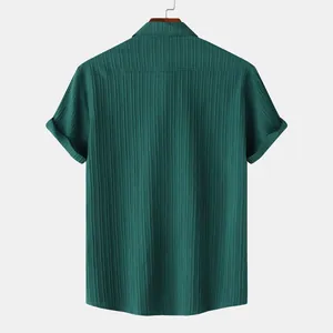 Vista detallada de la espalda de una camisa de hombre de manga corta verde oscuro