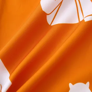 Primo piano di tessuto arancione con stampa floreale bianca per camicia da uomo a maniche corte