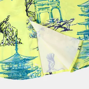 Vue macro détaillée de l'imprimé pagode et arbre sur une chemise hawaïenne vert citron