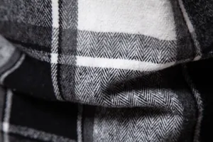 Vista macro de tela a cuadros gruesa con textura de espiga para camisa de hombre