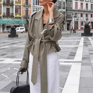 Vue détaillée d'un trench-coat français élégant couleur kaki avec ceinture, style urbain.