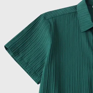 Vista macro detallada de la textura de tela plisada en una camisa de hombre verde oscuro