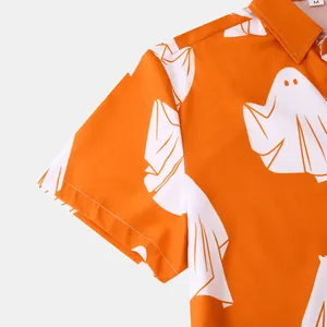 Dettaglio di una camicia arancione a maniche corte da uomo con stampa a fantasma bianco