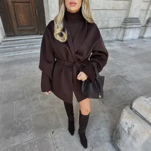 Elegante chocoladebruine halflange wollen jas met ceintuur, perfect voor een stijlvolle herfst.