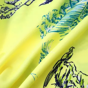 Détail macro du tissu de chemise hawaïenne jaune avec un imprimé tropical vibrant