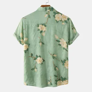 Vista posteriore di camicia a fiori da uomo verde chiaro su una gruccia in legno