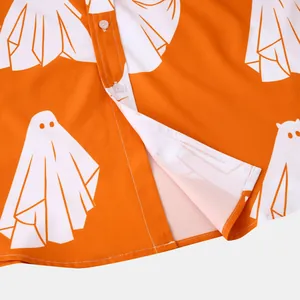 Dettaglio camicia da uomo a maniche corte con motivo a fantasmi bianchi su arancio