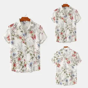 Viste dettagliate del fronte e del retro di una camicia a fiori a maniche corte
