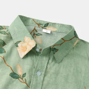 Dettaglio ravvicinato del colletto di una camicia a fiori verde con trama in tessuto naturale