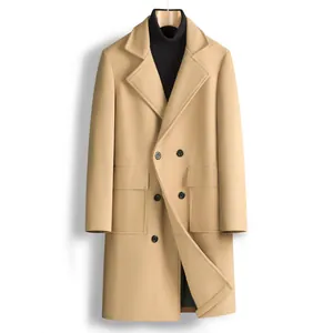 Zweireihiger Herrenmantel aus Wolle in Camel, klassischer mittellanger Wintermantel.